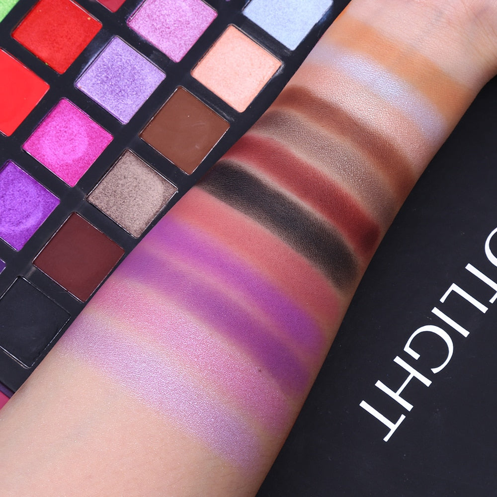 Spotlight 40 Color Eye Shadow Palette With Bruses